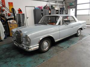 Image 35/50 de Mercedes-Benz 220 SE b (1963)