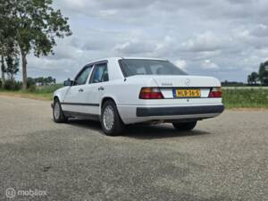 Afbeelding 9/42 van Mercedes-Benz 300 E (1986)