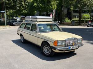 Image 2/36 of Mercedes-Benz 300 TD Turbodiesel (1982)