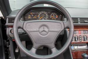 Image 19/33 of Mercedes-Benz E 200 (1994)