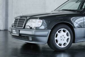 Bild 12/50 von Mercedes-Benz 500 E (1993)