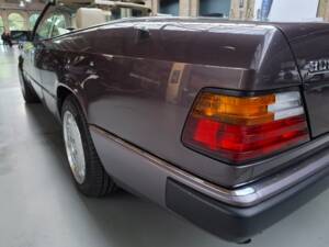 Image 20/42 of Mercedes-Benz 300 CE-24 (1993)