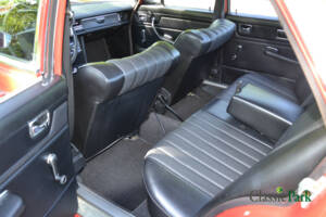 Image 24/50 of Mercedes-Benz 230&#x2F;6 (1973)