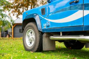 Image 43/50 of Land Rover Defender 90 "50th Anniversary" (1998)