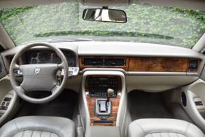 Image 19/40 of Jaguar XJ 6 4.0 Sovereign (1995)