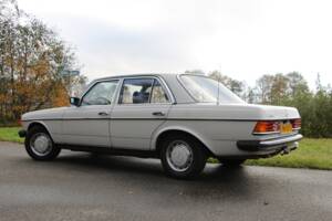 Image 10/22 of Mercedes-Benz 200 (1978)