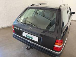 Image 23/43 of Mercedes-Benz 230 TE (1992)