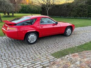 Image 15/33 of Porsche 928 S4 (1989)