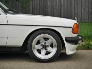 Immagine 48/50 di Mercedes-Benz 230 E (1900)