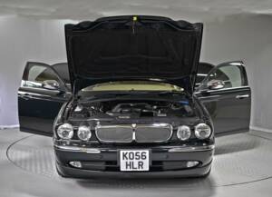 Image 18/50 of Jaguar XJ 8 4.2 (2006)