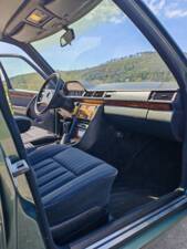 Bild 23/37 von Mercedes-Benz 200 E (1989)