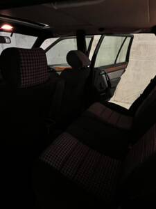 Afbeelding 31/74 van Mercedes-Benz 220 TE (1993)