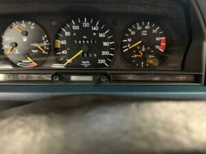 Imagen 30/69 de Mercedes-Benz 190 E (1988)