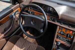 Imagen 28/50 de Mercedes-Benz 280 SE (1985)