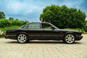 Image 13/50 de Jaguar XJR 4.0 (2000)