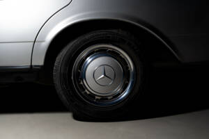 Image 22/25 of Mercedes-Benz 300 D (1985)