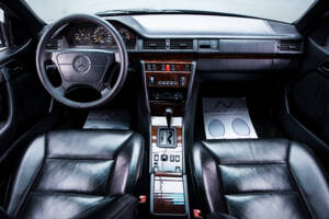 Image 12/29 de Mercedes-Benz E 320 (1995)