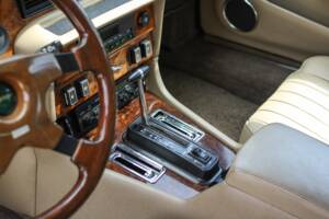 Image 10/44 of Jaguar XJ 12 (1990)