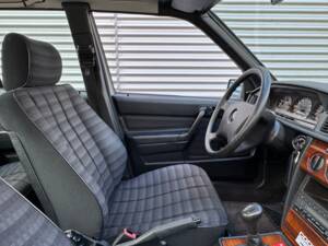 Bild 3/41 von Mercedes-Benz 190 E 2.0 (1992)