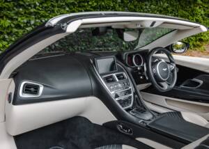 Image 38/39 of Aston Martin DB 11 Volante (2018)