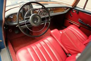 Image 24/76 de Mercedes-Benz 220 S b (1963)