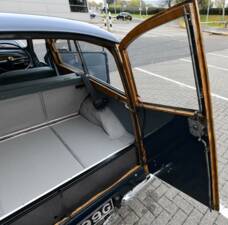 Image 22/50 of Morris Minor 1000 Traveller (1969)