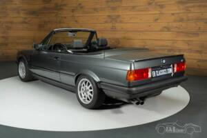 Image 17/19 of BMW 320i (1989)