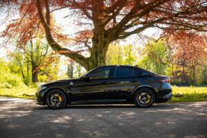 Image 2/24 de Alfa Romeo Giulia Quadrifoglio (2018)