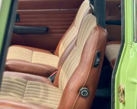 Image 4/12 de Volvo 244 DL (1975)