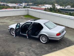 Image 4/9 of BMW 750i (1997)