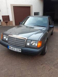 Image 9/10 of Mercedes-Benz 200 E (1988)