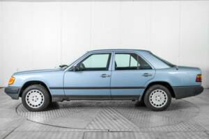 Bild 9/50 von Mercedes-Benz 230 E (1985)