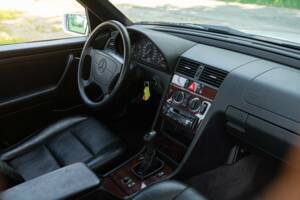 Immagine 28/50 di Mercedes-Benz C 200 Kompressor (1996)