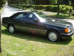 Image 2/9 of Mercedes-Benz 300 CE (1990)