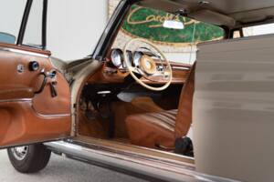 Bild 26/44 von Mercedes-Benz 220 SE b (1964)