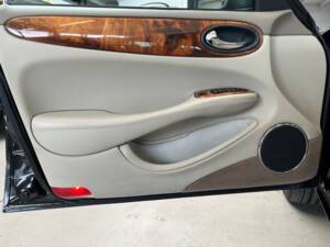 Image 42/50 of Jaguar XJ 8 Sovereign (2000)
