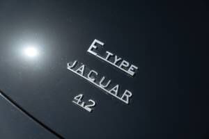 Image 17/50 de Jaguar E-Type (1968)
