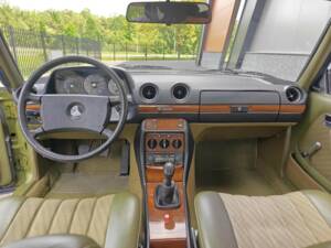 Immagine 28/50 di Mercedes-Benz 230 CE (1982)