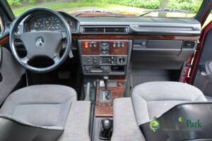 Image 20/49 de Mercedes-Benz 230 GE (SWB) (1993)