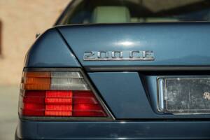 Afbeelding 19/50 van Mercedes-Benz 200 CE (1992)