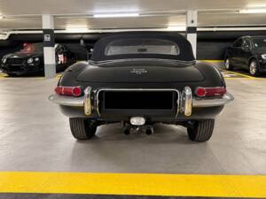 Image 7/8 de Jaguar E-Type (1968)
