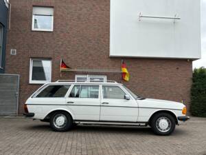 Image 5/66 of Mercedes-Benz 200 T (1984)