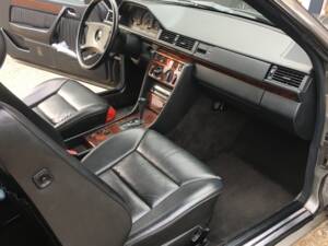 Image 5/5 of Mercedes-Benz 300 CE-24 (1990)