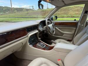 Image 13/31 of Jaguar XJ 6 4.0 Sovereign (1996)