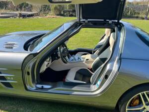 Mercedes-Benz SLS AMG  Coupé Flügeltürer alubeam silver (MB 047) 2010