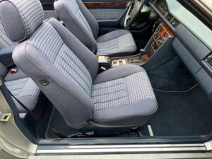 Image 16/21 de Mercedes-Benz E 200 (1995)