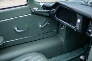 Image 27/36 de Jaguar E-Type (1967)