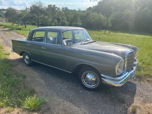 Bild 2/9 von Mercedes-Benz 220 SE b (1964)