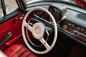 Image 29/42 of Mercedes-Benz 220 SE b (1965)