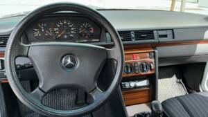 Immagine 12/33 di Mercedes-Benz 230 E (1992)